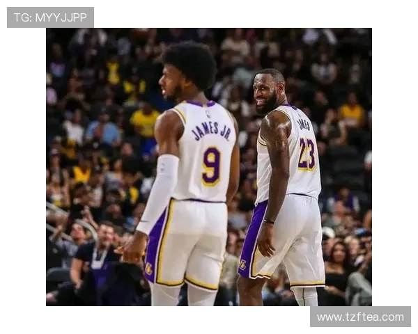 父子同台创历史詹姆斯与布朗尼在NBA赛场上携手共进